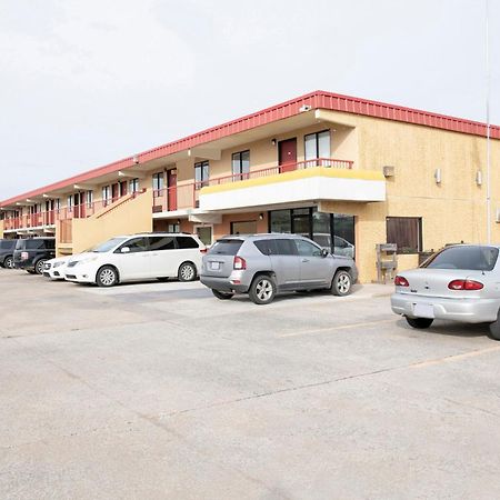 Oyo Hotel Tulsa International Airport Bagian luar foto