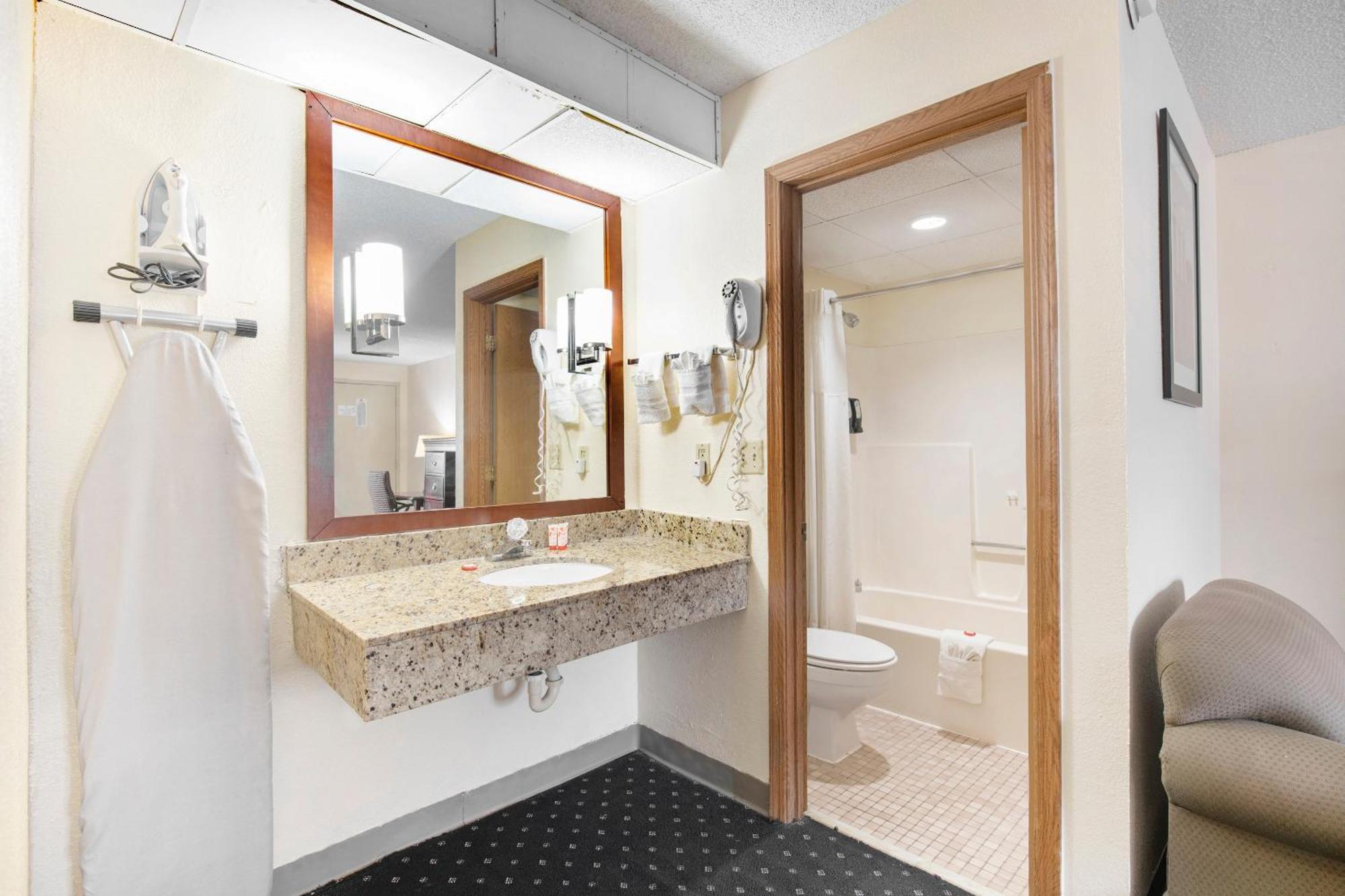 Oyo Hotel Tulsa International Airport Bagian luar foto